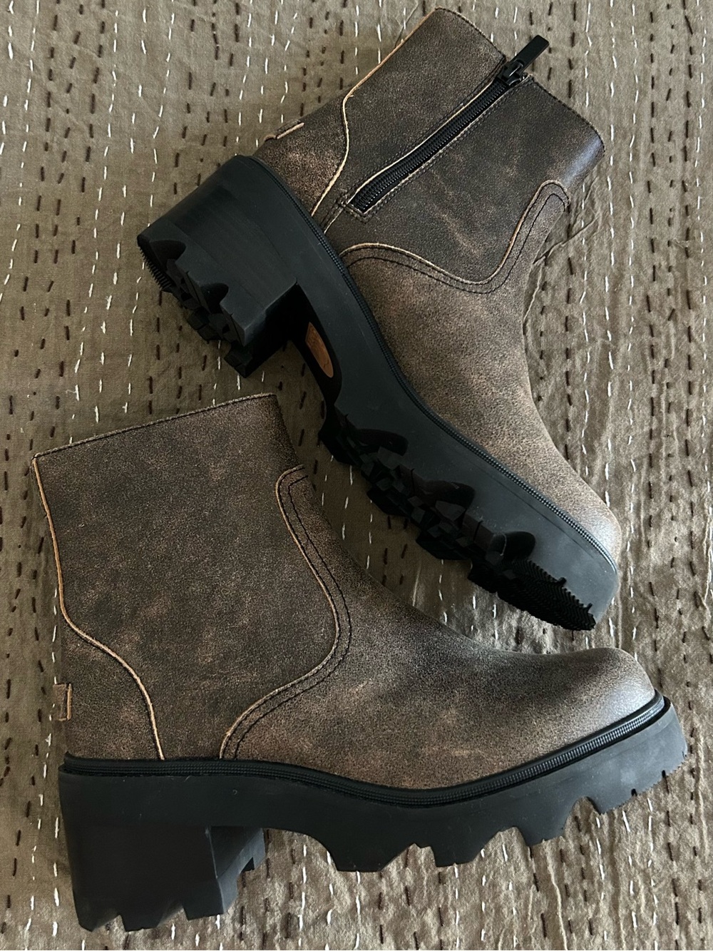 Sorel BRAND NEW Distressed Brown Leather block/ Lug Ankle Boots - Picture 5 of 12